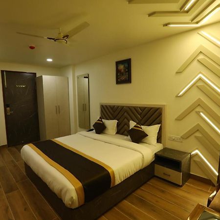 Hotel D Silverleaf Лакнау Екстериор снимка