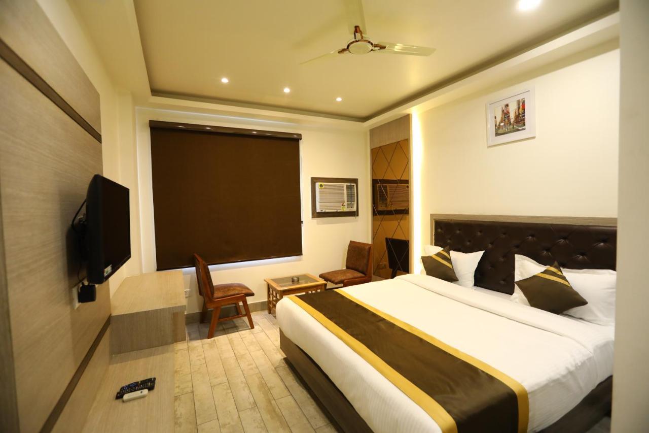 Hotel D Silverleaf Лакнау Екстериор снимка