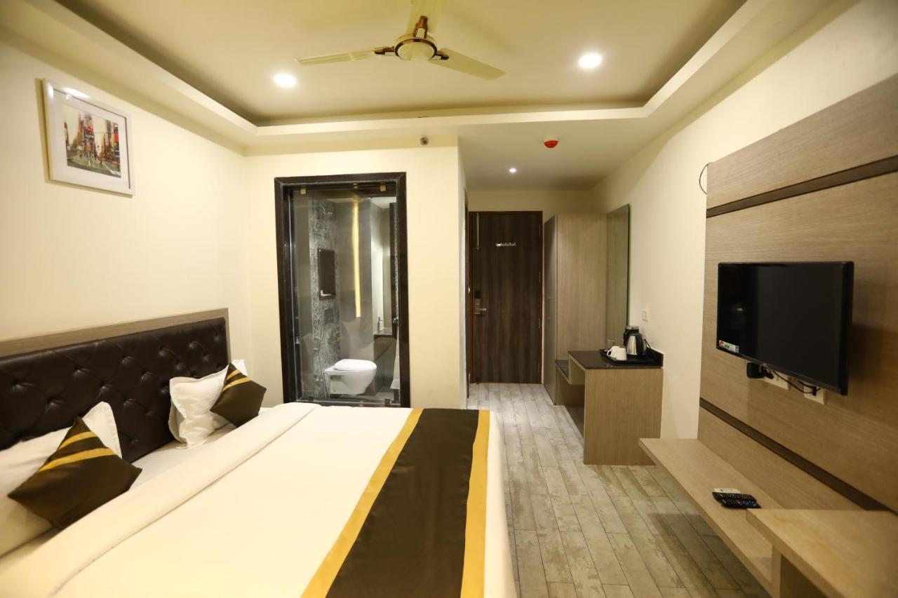 Hotel D Silverleaf Лакнау Екстериор снимка