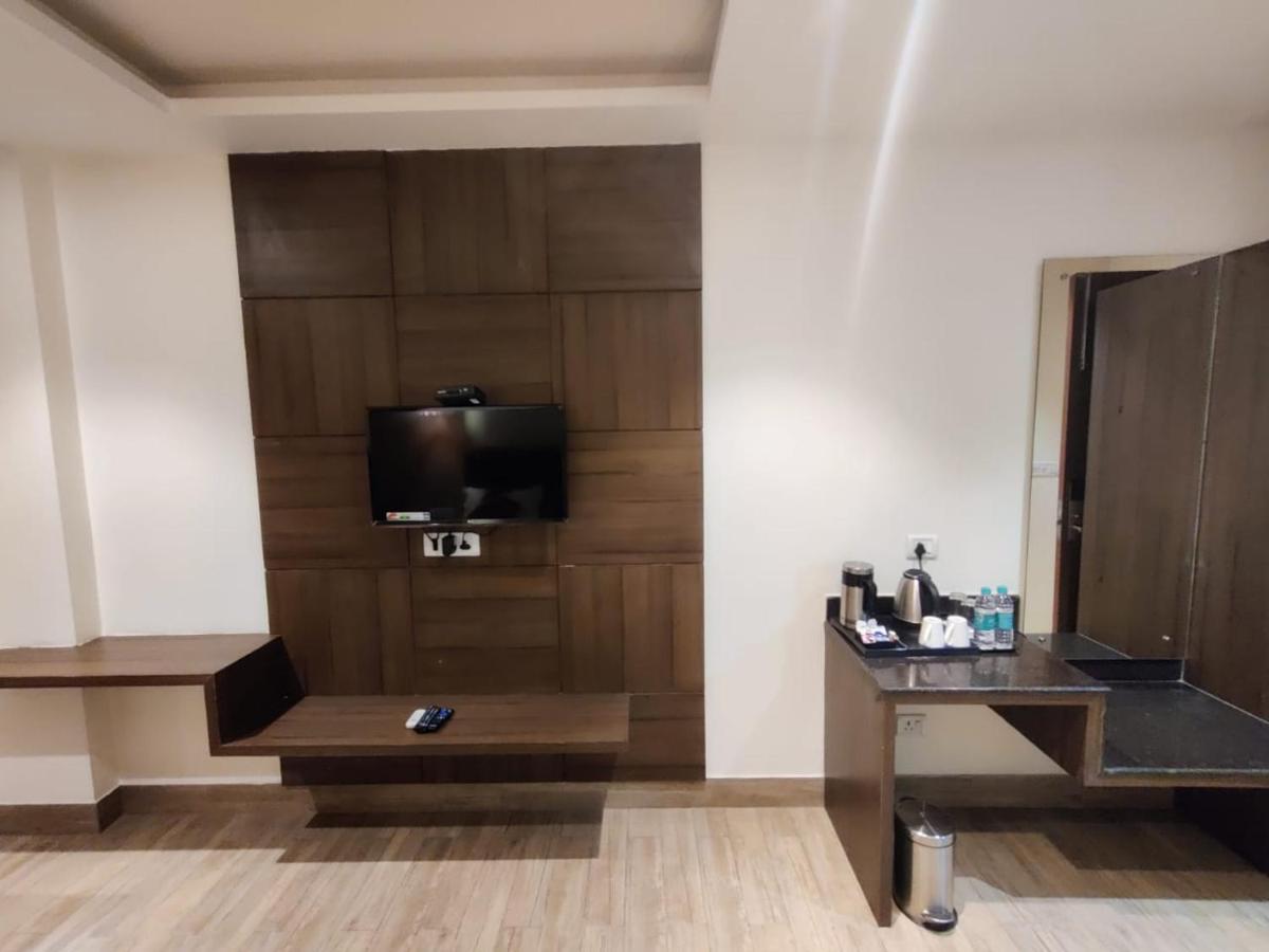 Hotel D Silverleaf Лакнау Екстериор снимка