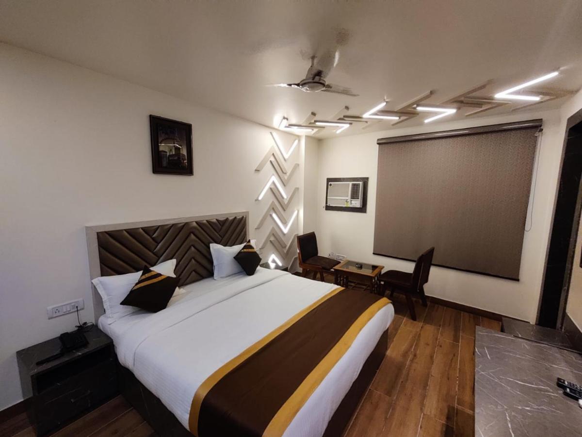 Hotel D Silverleaf Лакнау Екстериор снимка