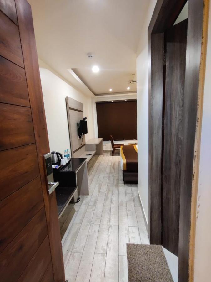 Hotel D Silverleaf Лакнау Екстериор снимка