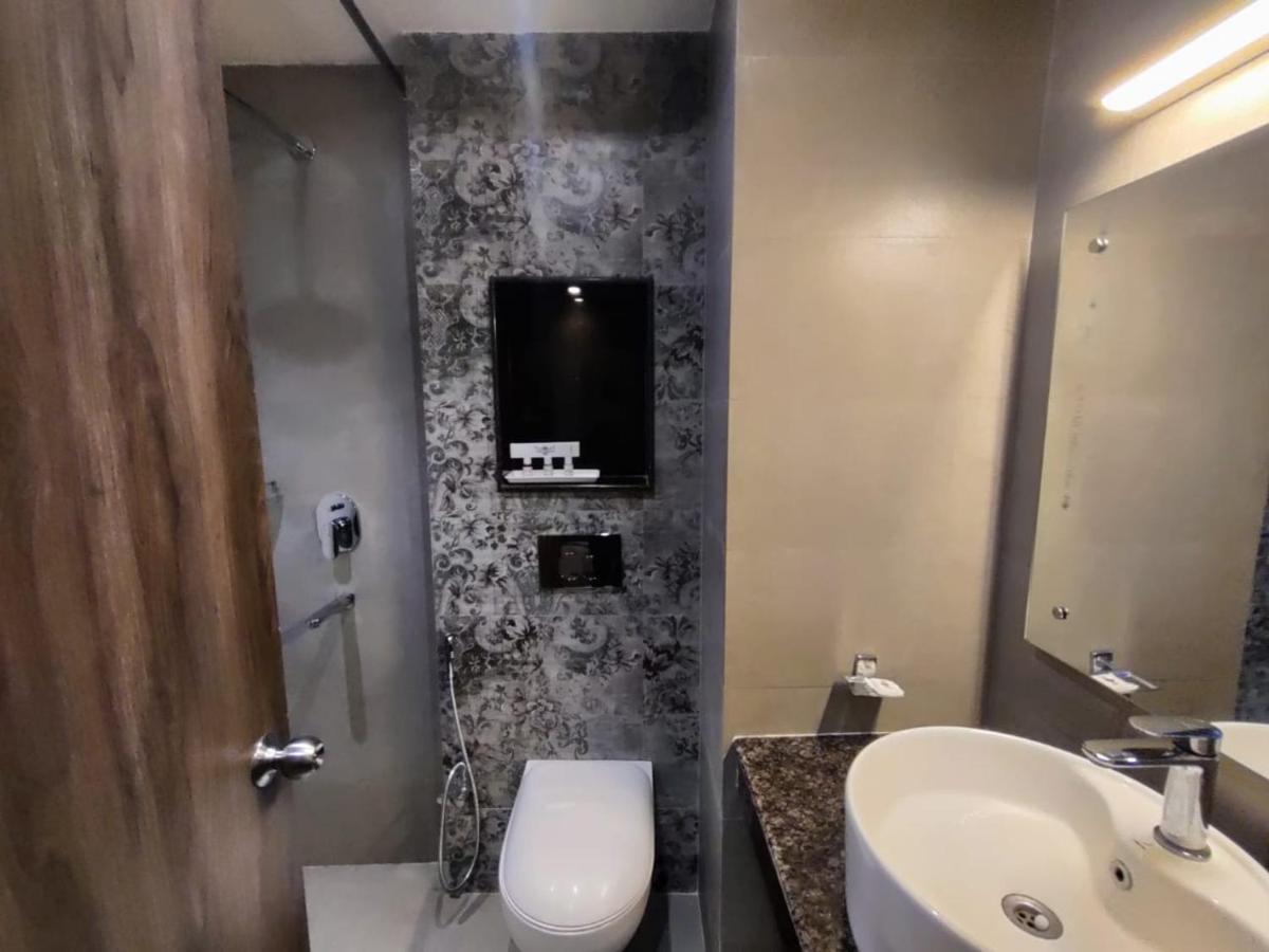 Hotel D Silverleaf Лакнау Екстериор снимка