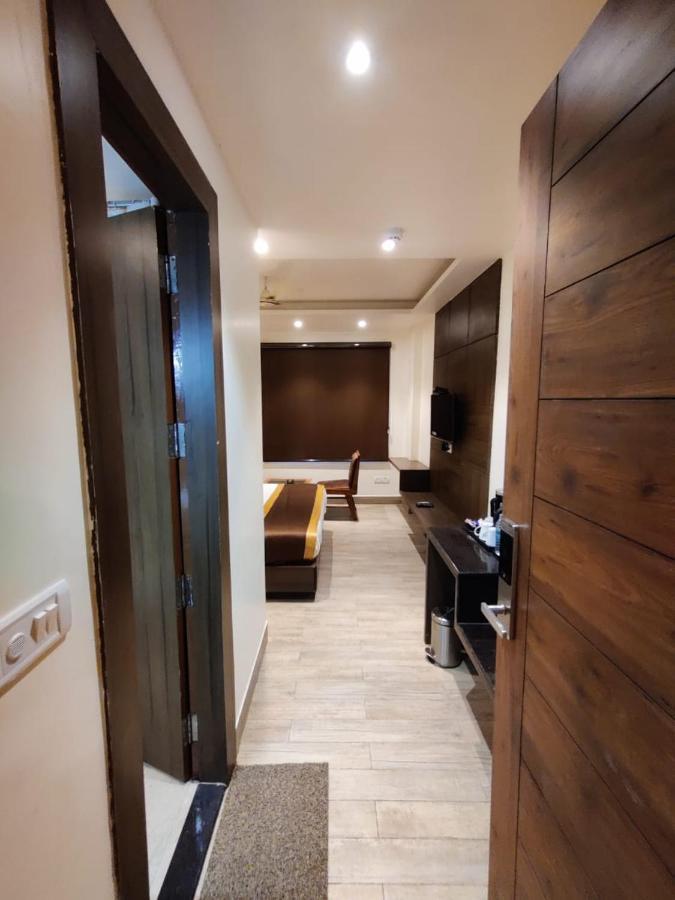Hotel D Silverleaf Лакнау Екстериор снимка