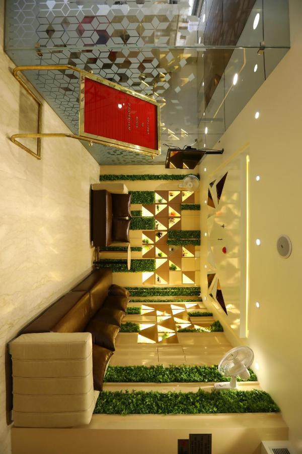 Hotel D Silverleaf Лакнау Екстериор снимка
