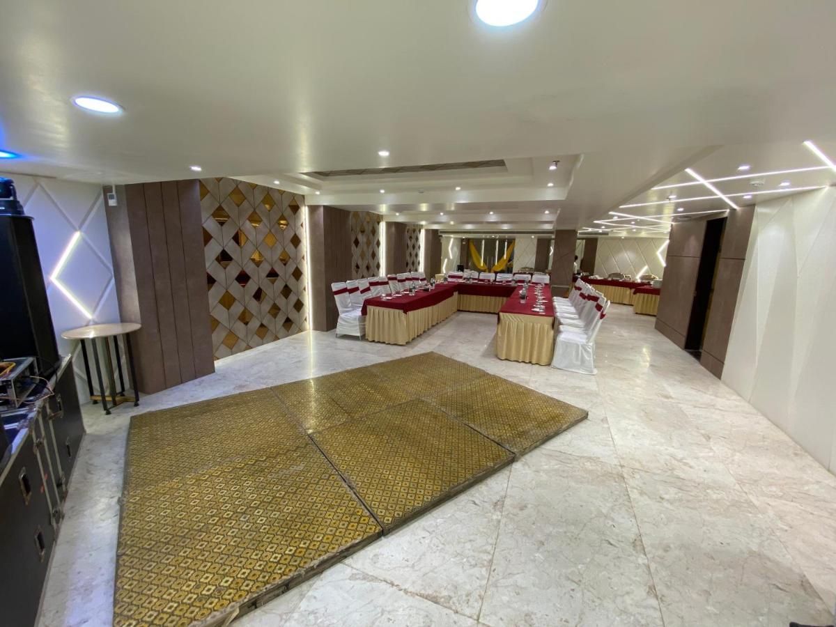 Hotel D Silverleaf Лакнау Екстериор снимка