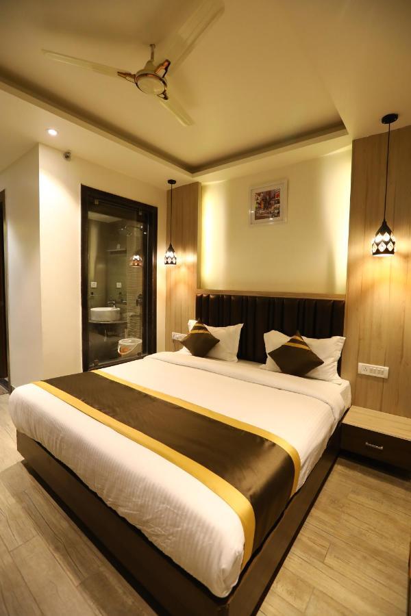 Hotel D Silverleaf Лакнау Екстериор снимка