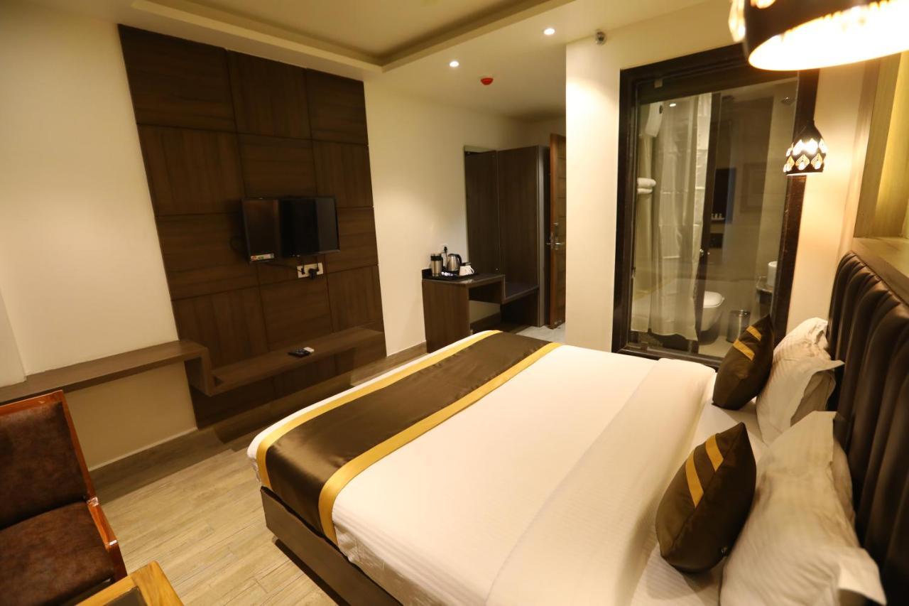 Hotel D Silverleaf Лакнау Екстериор снимка