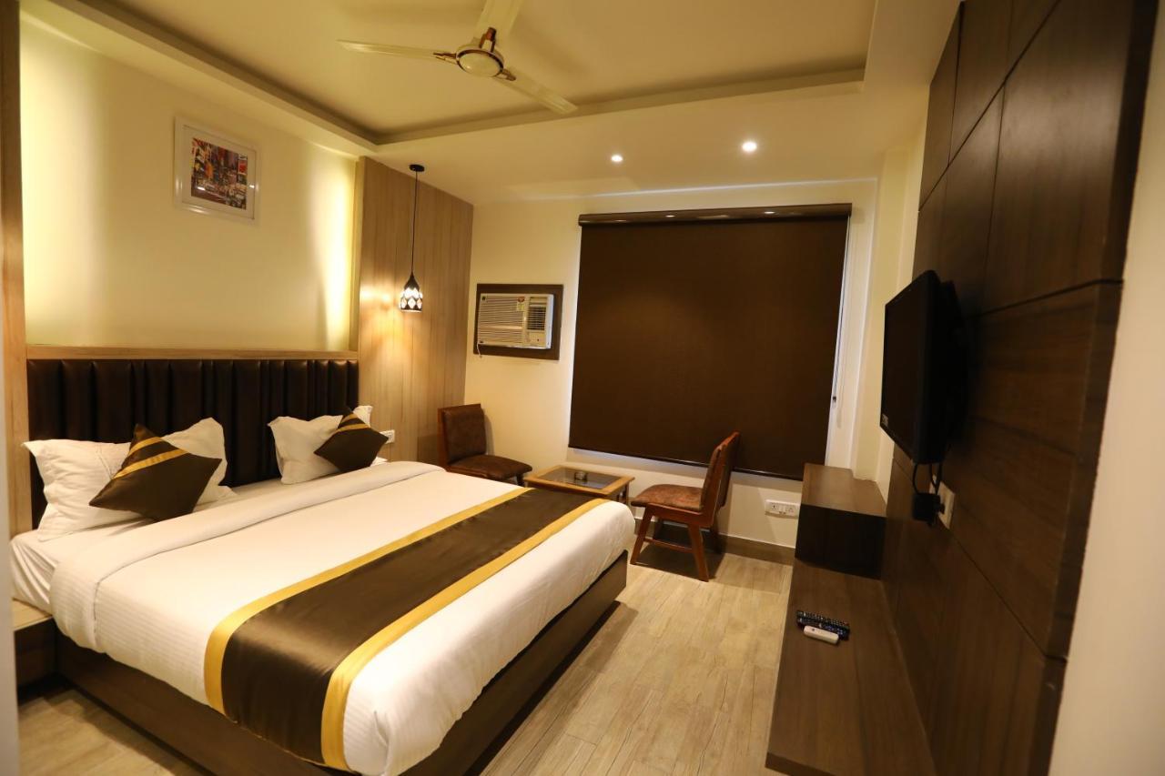Hotel D Silverleaf Лакнау Екстериор снимка