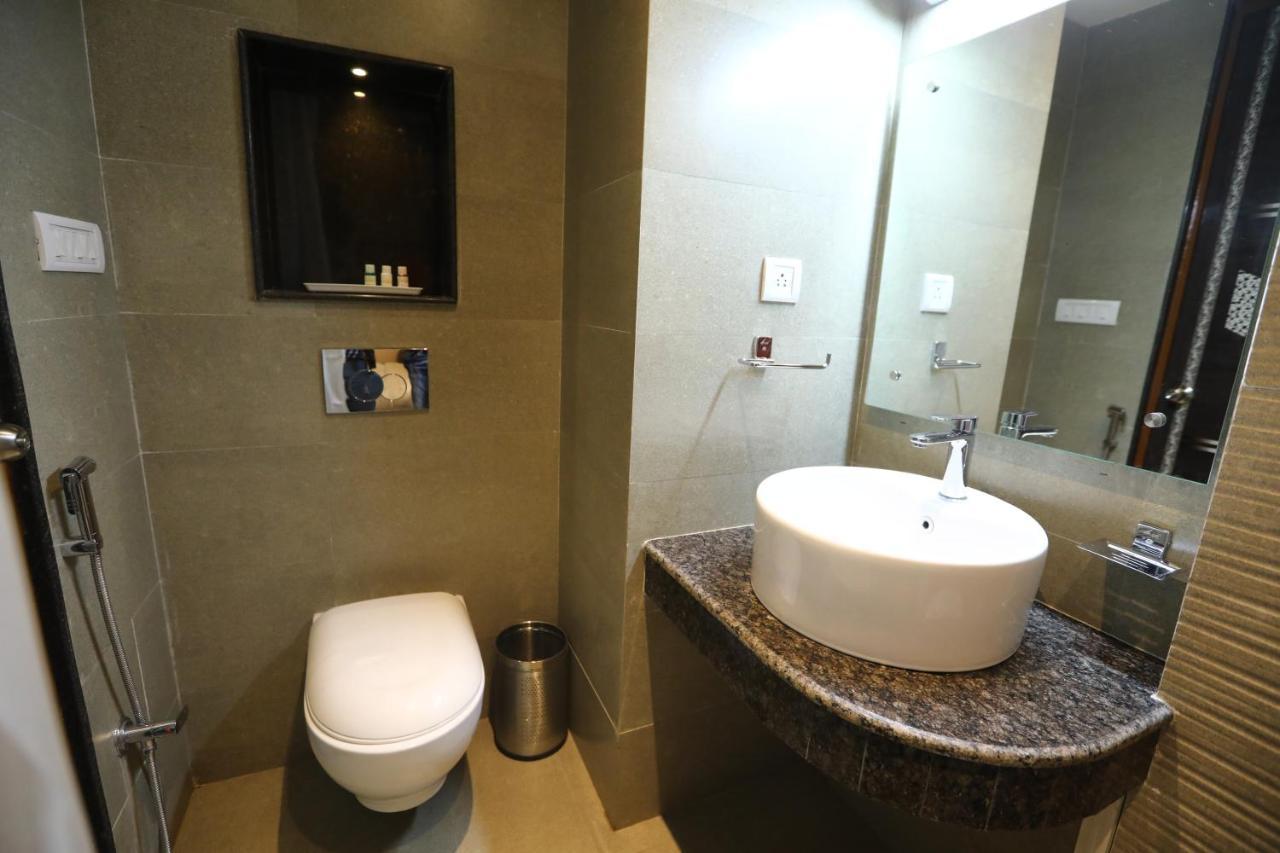 Hotel D Silverleaf Лакнау Екстериор снимка