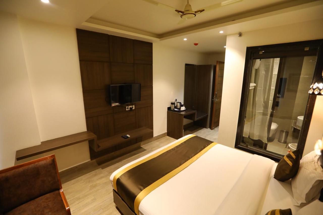 Hotel D Silverleaf Лакнау Екстериор снимка